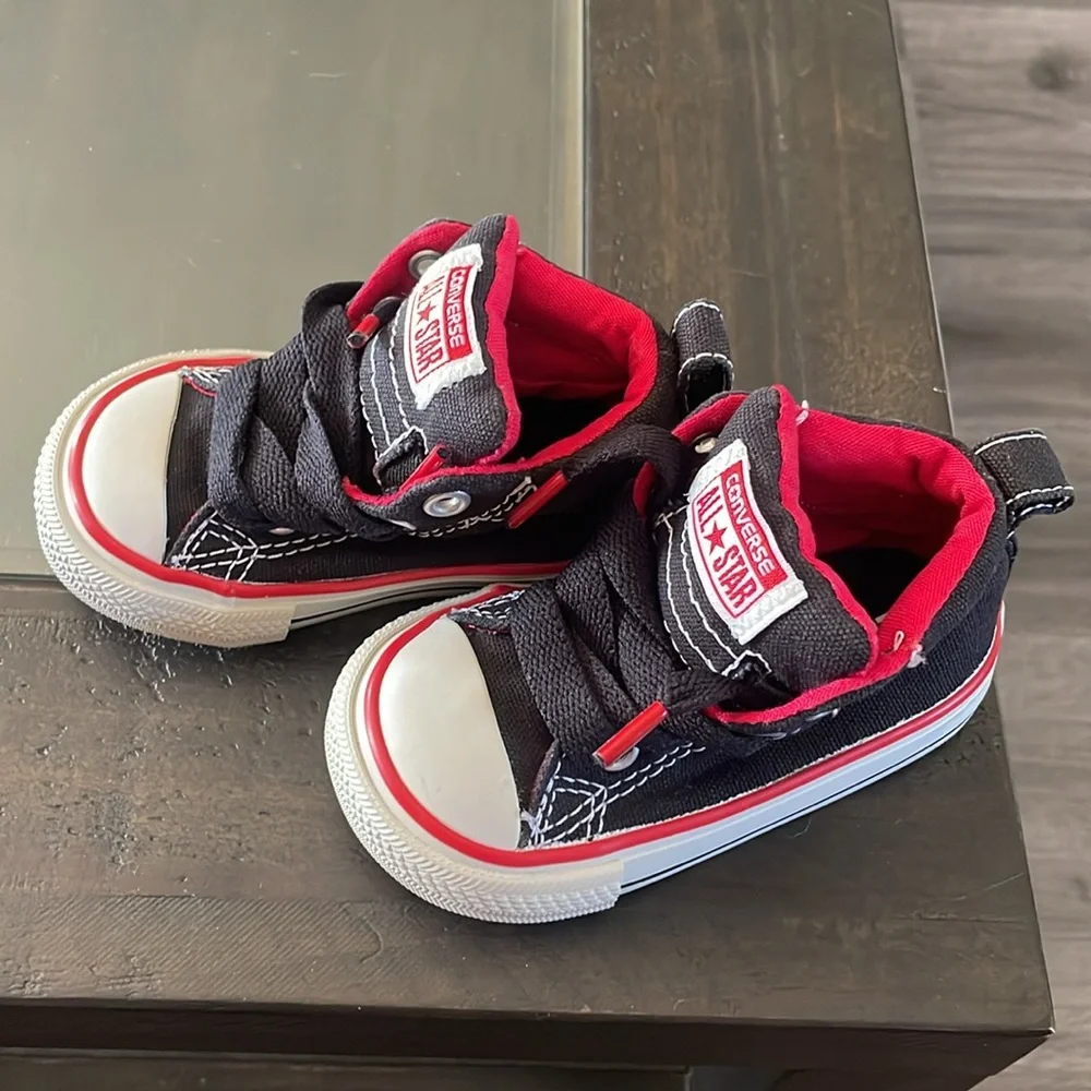 Converse super cute black and red infant toddler size 4 Both girls and boys